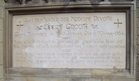 Inscriptie ter nagedachtenis aan Geert Grote aan de broederkerk te Deventer