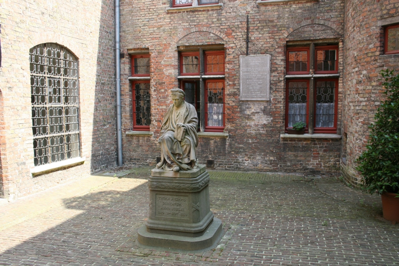 Façade de la première maison (1629), à l&#039;avant-plan, la statue de Thomas a Kempis érigée en 1929 pour marquer les 300 ans de la fondation (14 septembre 1629)
