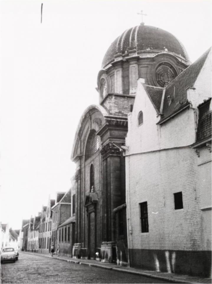 La façade de l&#039;église vue de la Carmersstraat